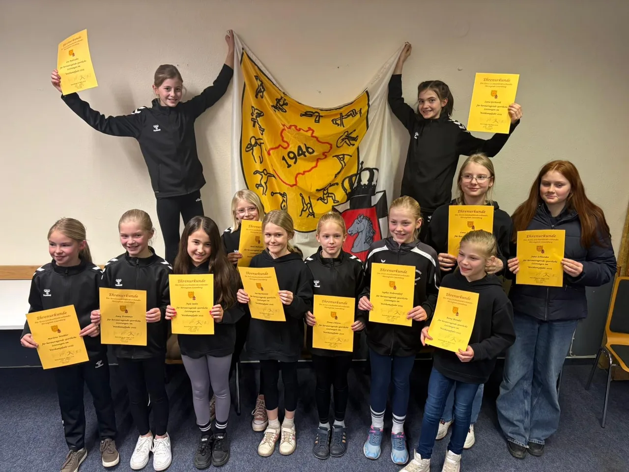 Geehrte Nachwuchssportlerinnen und -sportler der LG beim Kreisleichtathletikverband Ratzeburg
