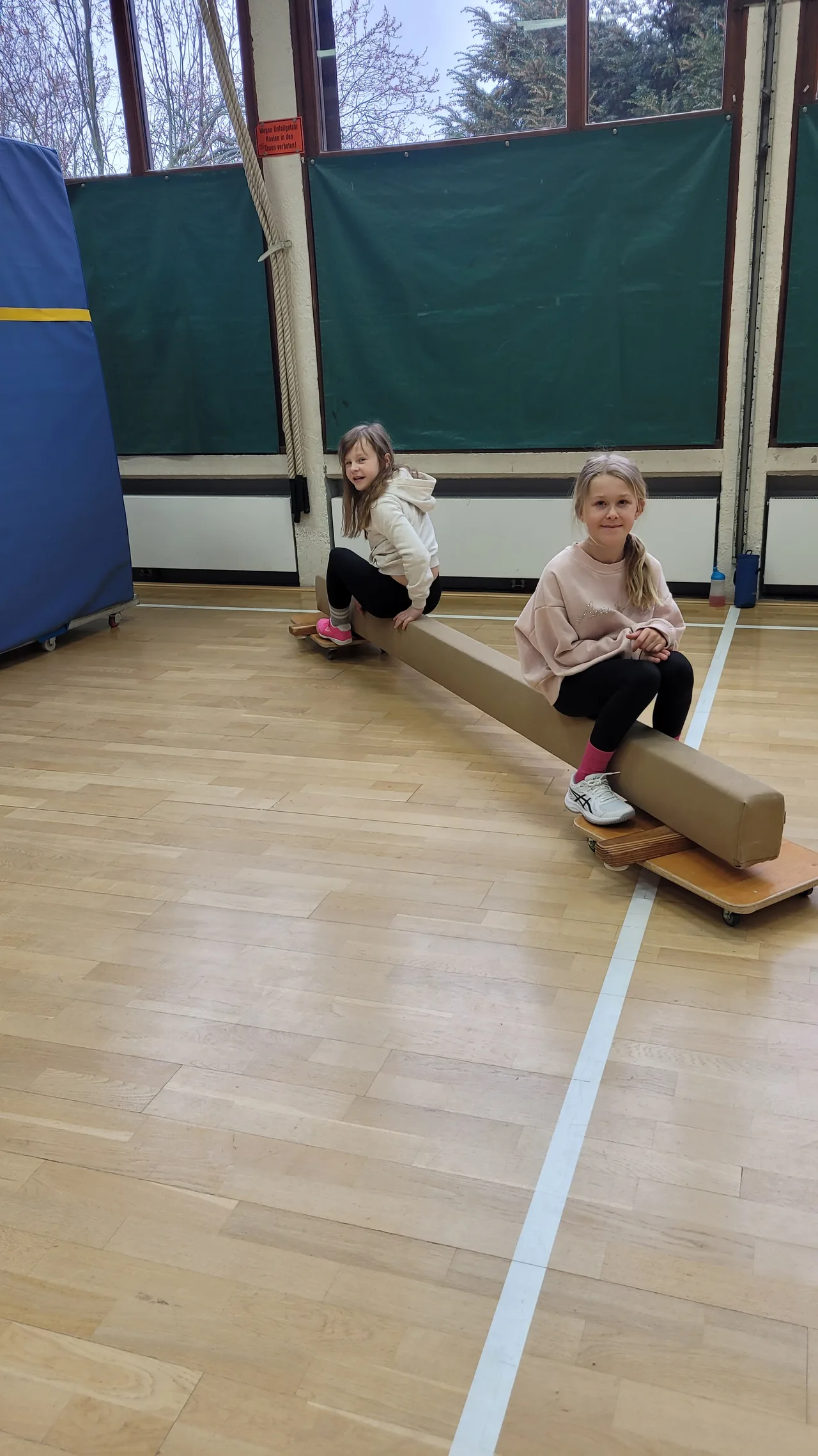 Helferinnen und Helfer beim Frühjahrsputz in der Turnhalle