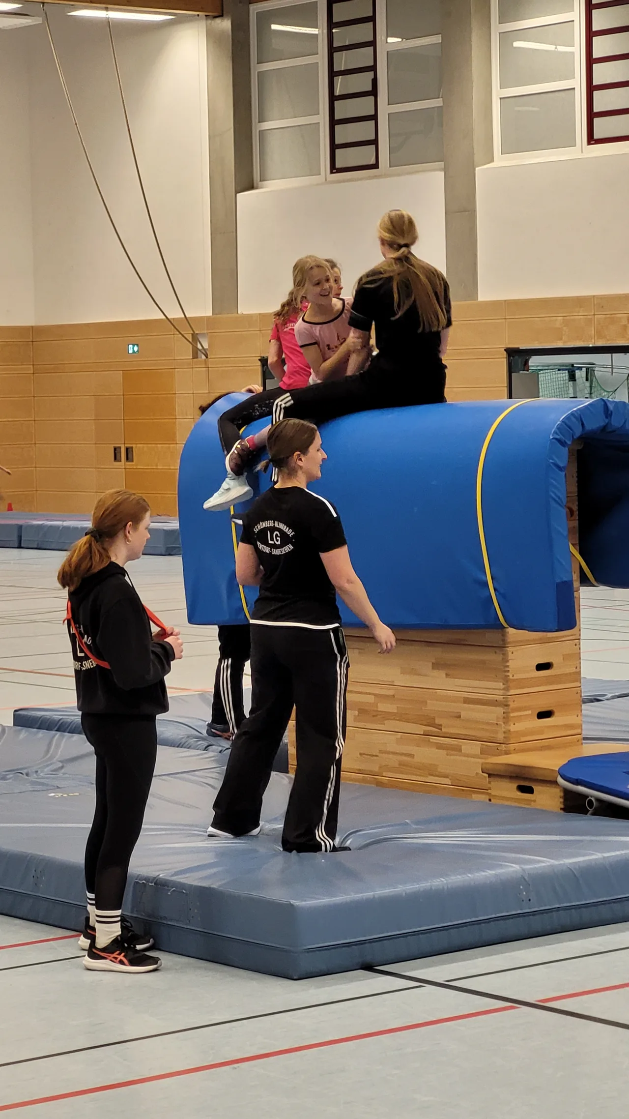 Kinder beim Leichtathletiktraining in der Amtsarena