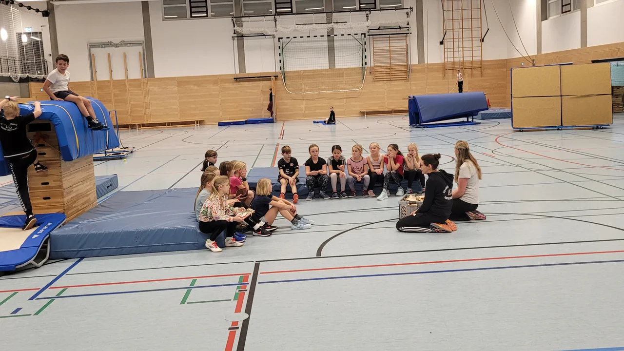 Kinder beim Leichtathletiktraining in der Amtsarena